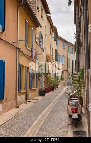 Traditionelle Seitenstraße im französischen Mittelmeer-Fischereihafen Cassis, Südostfrankreich Stockfoto