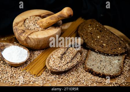 Ein Haufen Dinkel Triticum aestivum spelta auf Olivenholz Stockfoto