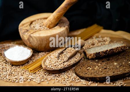 Ein Haufen Dinkel Triticum aestivum spelta auf Olivenholz Stockfoto