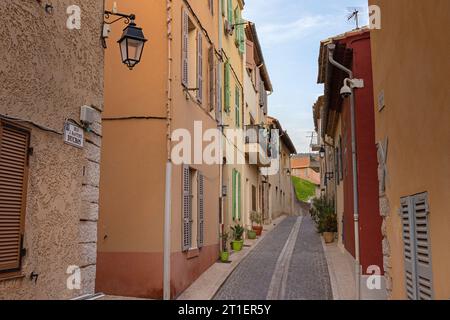 Traditionelle Backstreet (Rude de de J.Baptiste Ducros) im französischen Mittelmeer-Fischereihafen Cassis, Südostfrankreich Stockfoto