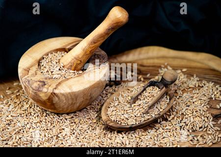 Ein Haufen Dinkel Triticum aestivum spelta auf Olivenholz Stockfoto