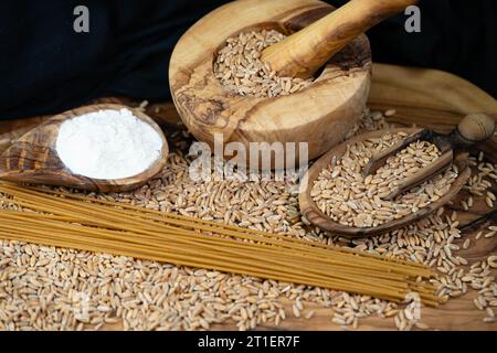 Ein Haufen Dinkel Triticum aestivum spelta auf Olivenholz Stockfoto