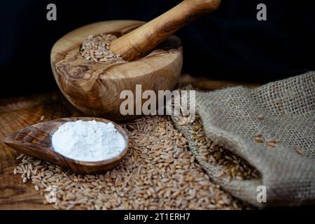 Ein Haufen Dinkel Triticum aestivum spelta auf Olivenholz Stockfoto