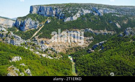 Wunderschöne natürliche Landschaft der Verdon-Schlucht in den französischen Alpen, Schlucht, die Touristen zum Eintauchen in die Natur anzieht Stockfoto