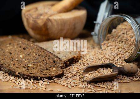 Ein Haufen Dinkel Triticum aestivum spelta auf Olivenholz Stockfoto