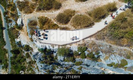 Wunderschöne natürliche Landschaft der Verdon-Schlucht in den französischen Alpen, Schlucht, die Touristen zum Eintauchen in die Natur anzieht Stockfoto