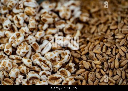 Ein Haufen Dinkel Triticum aestivum spelta auf Olivenholz Stockfoto