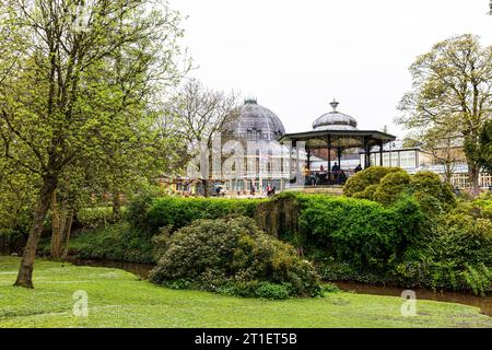Buxton Pavilion Gardens, Buxton, Derbyshire, Peak District, Großbritannien, England, Pavilion Gardens, viktorianische Gebäude, Pavilion, Buxton Pavilion Stockfoto