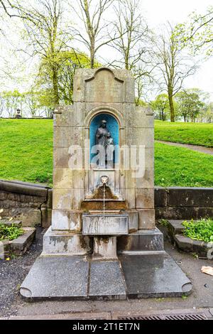 St Ann's Well ist eine alte warme natürliche Quelle in Buxton, Derbyshire in England, die Hänge Buxton, Buxton Spring Water, Buxton Well, Buxton-Feder, Stockfoto