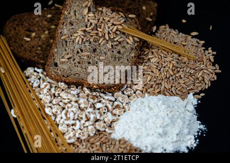 Ein Haufen Dinkel Triticum aestivum spelta auf Olivenholz Stockfoto