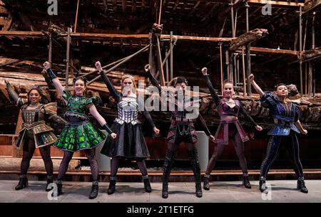 Die Besetzung des Musicals Six auf Henry VIII. Kriegsschiff Mary Rose im Portsmouth Historic Dockyard. Die moderne Nacherzählung des Lebens der sechs Ehefrauen Heinrichs VIII. In Form eines Popkonzerts wird im Kings Theatre in Portsmouth gespielt. Bilddatum: Freitag, 13. Oktober 2023. Stockfoto