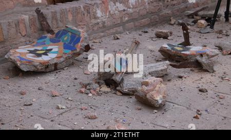 Herat. Oktober 2023. Dieses Foto, aufgenommen am 12. Oktober 2023, zeigt Trümmer, die in der Großen Moschee von Herat nach einer Serie von Erdbeben in der Provinz Herat, Afghanistan, verstreut wurden. Mehrere historische Denkmäler und Kulturgüter wurden durch eine Reihe verheerender Erdbeben und Nachbeben beschädigt, die den Herat und die benachbarten Provinzen Badghis und Farah in Westafghanistan erschütterten, sagte Ahmadullah Muttaqi, Provinzdirektor für Information und Kultur von Herat. Quelle: Mashal/Xinhua/Alamy Live News Stockfoto