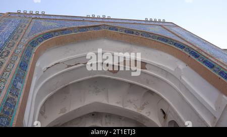 Herat. Oktober 2023. Dieses am 12. Oktober 2023 aufgenommene Foto zeigt eine Teilansicht der Großen Moschee von Herat nach einer Serie von Erdbeben in der Provinz Herat, Afghanistan. Mehrere historische Denkmäler und Kulturgüter wurden durch eine Reihe verheerender Erdbeben und Nachbeben beschädigt, die den Herat und die benachbarten Provinzen Badghis und Farah in Westafghanistan erschütterten, sagte Ahmadullah Muttaqi, Provinzdirektor für Information und Kultur von Herat. Quelle: Mashal/Xinhua/Alamy Live News Stockfoto