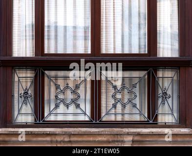 In Farbe und Schwarz und Weißgold auf der Fassade dieses historischen Gebäudes, das einen Charakter, ein Tier oder eine Blume darstellt. Stockfoto