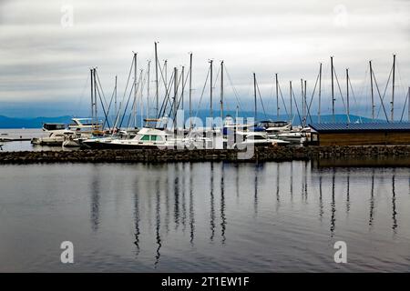 Blick vom Ufer Oakledge Park, Burlington South End, Vermont am Ostufer des Lake Champlain. Stockfoto