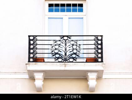 In Farbe und Schwarz und Weißgold auf der Fassade dieses historischen Gebäudes, das einen Charakter, ein Tier oder eine Blume darstellt. Stockfoto