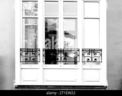 In Farbe und Schwarz und Weißgold auf der Fassade dieses historischen Gebäudes, das einen Charakter, ein Tier oder eine Blume darstellt. Stockfoto