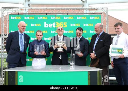 Jockey Ryan Moore (zweiter links) und Trainer Aidan O’Brien (dritter rechts) feiern nach dem Sieg in der Bet365 Fillies’ Mile mit Pferd Ylang Ylang am ersten Tag des Dubai Future Champions Festivals auf der Newmarket Racecourse in Suffolk. Bilddatum: Freitag, 13. Oktober 2023. Stockfoto