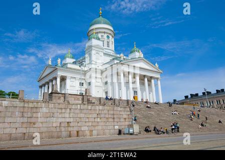 HELSINKI, FINNLAND - 11. JUNI 2017: Blick auf die Kathedrale St. Nicholas an einem sonnigen Juninachmittag Stockfoto