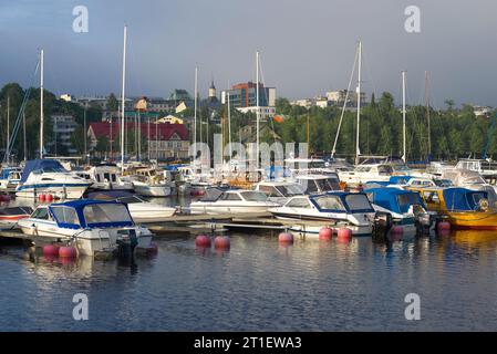 Lappeenranta, FINNLAND - 12. JUNI 2017: Nebeliger Juni Morgen im städtischen Jachthafen Stockfoto