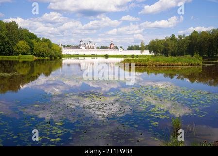 Landschaft des Tabory-Sees mit dem Tikhvin Bogorodichni-Uspenski-Kloster an einem sonnigen Julitag. Tichvin, Russland Stockfoto