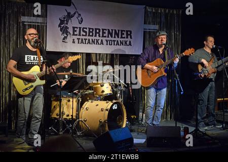 15.02.2020 Tino Eisbrenner & Band Deutschland/ Sachsen Anhalt/ Altmark/ Stadt Klötze/ Ortsteil Kunrau/ Schlosskeller/ Kultur Klub Drömling/ Konzert mit Tino Eisbrenner und Tatanka Yotanka aus Berlin/ Tour Geistertanz/ Tino Eisbrenner Gesang, Gitarre, Flöte, Perkussion/ Oliver Siegmann Bass, Gesang/ Mr. Chessman Gitarre, Gesang/ Olli Becker Schlagzeug/ Nutzung nur redaktionell/ *** 15 02 2020 Tino Eisbrenner Band Germany Sachsen Anhalt Altmark City Klötze Bezirk Kunrau Schlosskeller Kultur Klub Drömling Konzert mit Tino Eisbrenner und Tatanka Yotanka von Berlin Tour Geistertanz Tino Eisbrenn Stockfoto