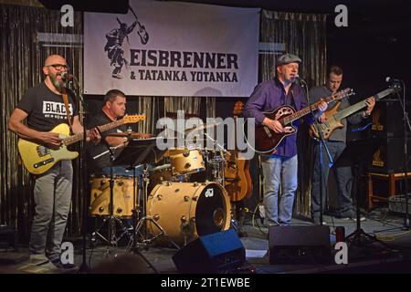 15.02.2020 Tino Eisbrenner & Band Deutschland/ Sachsen Anhalt/ Altmark/ Stadt Klötze/ Ortsteil Kunrau/ Schlosskeller/ Kultur Klub Drömling/ Konzert mit Tino Eisbrenner und Tatanka Yotanka aus Berlin/ Tour Geistertanz/ Tino Eisbrenner Gesang, Gitarre, Flöte, Perkussion/ Oliver Siegmann Bass, Gesang/ Mr. Chessman Gitarre, Gesang/ Olli Becker Schlagzeug/ Nutzung nur redaktionell/ *** 15 02 2020 Tino Eisbrenner Band Germany Sachsen Anhalt Altmark City Klötze Bezirk Kunrau Schlosskeller Kultur Klub Drömling Konzert mit Tino Eisbrenner und Tatanka Yotanka von Berlin Tour Geistertanz Tino Eisbrenn Stockfoto