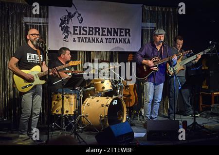 15.02.2020 Tino Eisbrenner & Band Deutschland/ Sachsen Anhalt/ Altmark/ Stadt Klötze/ Ortsteil Kunrau/ Schlosskeller/ Kultur Klub Drömling/ Konzert mit Tino Eisbrenner und Tatanka Yotanka aus Berlin/ Tour Geistertanz/ Tino Eisbrenner Gesang, Gitarre, Flöte, Perkussion/ Oliver Siegmann Bass, Gesang/ Mr. Chessman Gitarre, Gesang/ Olli Becker Schlagzeug/ Nutzung nur redaktionell/ *** 15 02 2020 Tino Eisbrenner Band Germany Sachsen Anhalt Altmark City Klötze Bezirk Kunrau Schlosskeller Kultur Klub Drömling Konzert mit Tino Eisbrenner und Tatanka Yotanka von Berlin Tour Geistertanz Tino Eisbrenn Stockfoto