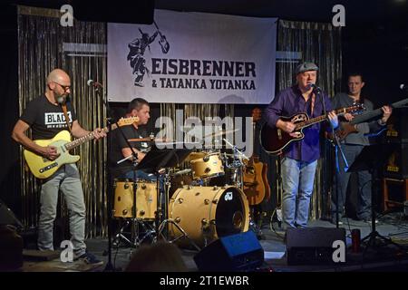 15.02.2020 Tino Eisbrenner & Band Deutschland/ Sachsen Anhalt/ Altmark/ Stadt Klötze/ Ortsteil Kunrau/ Schlosskeller/ Kultur Klub Drömling/ Konzert mit Tino Eisbrenner und Tatanka Yotanka aus Berlin/ Tour Geistertanz/ Tino Eisbrenner Gesang, Gitarre, Flöte, Perkussion/ Oliver Siegmann Bass, Gesang/ Mr. Chessman Gitarre, Gesang/ Olli Becker Schlagzeug/ Nutzung nur redaktionell/ *** 15 02 2020 Tino Eisbrenner Band Germany Sachsen Anhalt Altmark City Klötze Bezirk Kunrau Schlosskeller Kultur Klub Drömling Konzert mit Tino Eisbrenner und Tatanka Yotanka von Berlin Tour Geistertanz Tino Eisbrenn Stockfoto