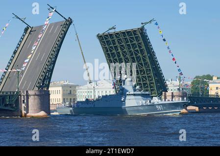 SANKT PETERSBURG, RUSSLAND - 29. JULI 2018: Das kleine Raketenschiff 'Uragan' passiert die verdünnte Palastbrücke. Fragment der Marineparade zu Ehren der Marine D. Stockfoto