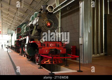 SANKT PETERSBURG, RUSSLAND – 16. AUGUST 2018: Sowjetische Personendampflokomotive Su (Sormowski verstärkt) im Museum der russischen Eisenbahnen Stockfoto