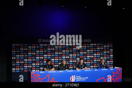 Der Neuseeländer Leicester Fainga'anuku (links), Cheftrainer Ian Foster (links Mitte) und will Jordan (rechts Mitte) während der Pressekonferenz im Stade de France in Paris, Frankreich. Bilddatum: Freitag, 13. Oktober 2023. Stockfoto