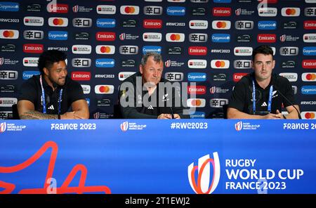 Der neuseeländische Leicester Fainga'anuku (links), Cheftrainer Ian Foster (Mitte) und will Jordan während der Pressekonferenz im Stade de France in Paris. Bilddatum: Freitag, 13. Oktober 2023. Stockfoto