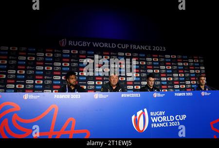 Der Neuseeländer Leicester Fainga'anuku (links), Cheftrainer Ian Foster (links Mitte) und will Jordan (rechts Mitte) während der Pressekonferenz im Stade de France in Paris, Frankreich. Bilddatum: Freitag, 13. Oktober 2023. Stockfoto