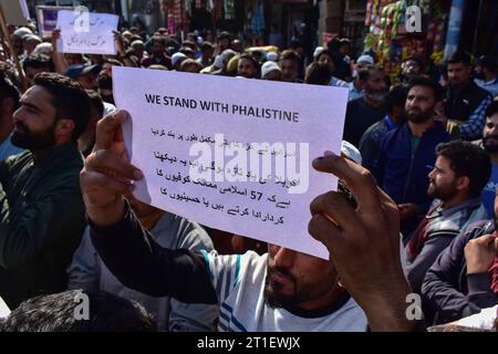 Budgam, Indien. Oktober 2023. Ein Kaschmirmuslim hält ein Plakat während einer Protestkundgebung zur Unterstützung Palästinas in Budgam, etwa 25 km von Srinagar entfernt. Während des andauernden israelischen Krieges in Gaza, nach den Angriffen, die bisher über 1.300 Menschenleben gefordert und mehr als 3.300 verletzt haben, haben die Einheimischen im Kaschmir-Tal nach Freitagsgebeten Proteste zur Unterstützung Palästinas veranstaltet. (Foto: Saqib Majeed/SOPA Images/SIPA USA) Credit: SIPA USA/Alamy Live News Stockfoto