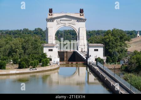 WOLGOGRAD, RUSSLAND - 15. JUNI 2023: Blick auf den Bogen der ersten Schiffsschleuse des Wolga-Don-Kanals an einem sonnigen Juni-Tag Stockfoto