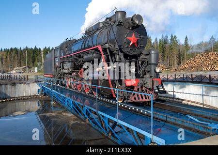 RUSKEALA, RUSSLAND - 06. OKTOBER 2023: Alte Dampflokomotive der L-Serie (L-5164, Lebedjanka) auf der Drehscheibe des Ruskeala Mountain Park-Statio Stockfoto