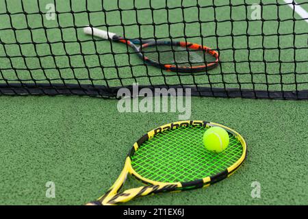 Tennisschläger neben einem Ball und einer Linie Stockfoto