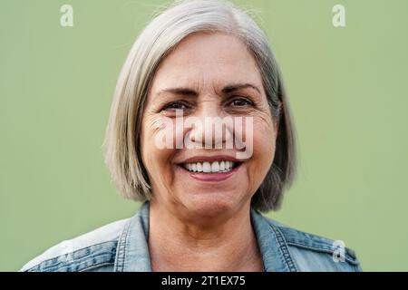 Glückliche Seniorin lächelt vor der Kamera - Lifestyle-Konzept für ältere Menschen Stockfoto