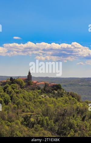 Die kleine Bergstadt Groznjan in Kroatien. Foto im April 2022 an einem schönen klaren Tag. Stockfoto