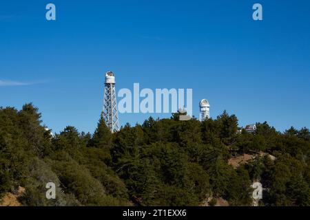 Das 150 ft, links und das 60 ft Snow Solar Teleskop am Mount Wilson Observatory in den San Gabriel Mountains in Los Angeles, Kalifornien Stockfoto