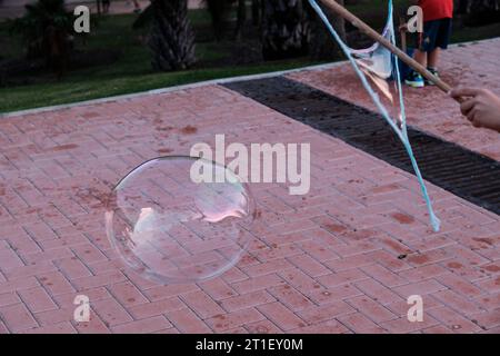 Park von Bateria, Arroyo de la Miel, Málaga, Kinder spielen mit Seifenblasen Stockfoto