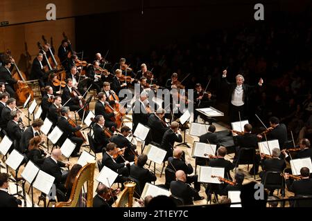 (231013) -- PEKING, 13. Oktober 2023 (Xinhua) -- Künstler der Wiener Philharmoniker treten am Tianjin Grand Theater im nordchinesischen Tianjin am 27. November 2018 auf. Österreich, der Geburtsort von Musikmeistern wie Wolfgang Amadeus Mozart, Franz Schubert und Franz Haydn, hat eine Musiktradition, die chinesische Studenten anzieht, die Musik studieren wollen. Viele österreichische Musikmeister haben in China große Anerkennung erlangt, da ihre Werke in den chinesischen Lehrplan von Musikpädagogen aufgenommen wurden. Die 2013 von China eingeführte Belt- und Straßeninitiative hat positive Reaktionen und anhaltende Reaktionen erhalten Stockfoto