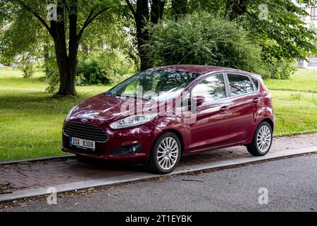 HAVIROV, TSCHECHISCHE REPUBLIK - 10. AUGUST 2023: Ford Fiesta 6. Generation nach Facelift in weinroter Farbe Stockfoto