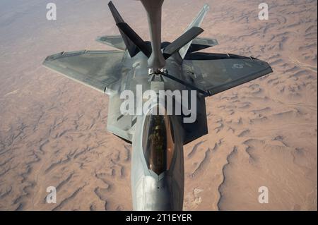 Ein Stratotanker der U.S. Air Force KC-135 liefert am 19. Juni 2023 Kraftstoff an einen F-22 Raptor. Foto der US Air Force von Senior Airman Jacob Cabanero Stockfoto