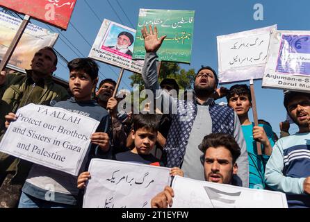 Budgam, Indien. Oktober 2023. Muslimische Demonstranten halten Plakate während eines Protestes aus Solidarität mit Palästina in Budgam. Demonstranten veranstalteten am Freitag eine Demonstration in Budgam, um ihre Solidarität mit Palästina zu zeigen, während die Spannungen zwischen Israel und der Hamas aufgebläht wurden. Seit Ausbruch des Konflikts am Samstag sind mehr als 2.700 Menschen getötet worden, 1.400 Palästinenser und 1.300 Israelis. Quelle: SOPA Images Limited/Alamy Live News Stockfoto