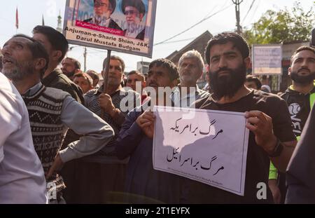 Budgam, Indien. Oktober 2023. Ein muslimischer Demonstrant hält ein Plakat während eines Protestes in Solidarität mit Palästina in Budgam. Demonstranten veranstalteten am Freitag eine Demonstration in Budgam, um ihre Solidarität mit Palästina zu zeigen, während die Spannungen zwischen Israel und der Hamas aufgebläht wurden. Seit Ausbruch des Konflikts am Samstag sind mehr als 2.700 Menschen getötet worden, 1.400 Palästinenser und 1.300 Israelis. Quelle: SOPA Images Limited/Alamy Live News Stockfoto