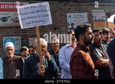 Budgam, Indien. Oktober 2023. Ein muslimischer Demonstrant hält ein Plakat während eines Protestes in Solidarität mit Palästina in Budgam. Demonstranten veranstalteten am Freitag eine Demonstration in Budgam, um ihre Solidarität mit Palästina zu zeigen, während die Spannungen zwischen Israel und der Hamas aufgebläht wurden. Seit Ausbruch des Konflikts am Samstag sind mehr als 2.700 Menschen getötet worden, 1.400 Palästinenser und 1.300 Israelis. Quelle: SOPA Images Limited/Alamy Live News Stockfoto