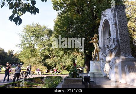 (231013) -- PEKING, 13. Oktober 2023 (Xinhua) -- Touristen fotografieren eine Statue von Johann Strauss Jr. in Wien, Österreich, 2. Oktober 2023. Österreich, der Geburtsort von Musikmeistern wie Wolfgang Amadeus Mozart, Franz Schubert und Franz Haydn, hat eine Musiktradition, die chinesische Studenten anzieht, die Musik studieren wollen. Viele österreichische Musikmeister haben in China große Anerkennung erlangt, da ihre Werke in den chinesischen Lehrplan von Musikpädagogen aufgenommen wurden. Die 2013 von China eingeführte Belt and Road Initiative wurde von Austri positiv aufgenommen und weiterhin unterstützt Stockfoto