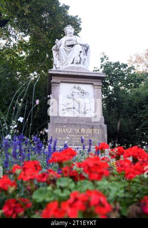 (231013) -- PEKING, 13. Oktober 2023 (Xinhua) -- dieses Foto vom 2. Oktober 2023 zeigt ein Denkmal von Franz Schubert in Wien. Österreich, der Geburtsort von Musikmeistern wie Wolfgang Amadeus Mozart, Franz Schubert und Franz Haydn, hat eine Musiktradition, die chinesische Studenten anzieht, die Musik studieren wollen. Viele österreichische Musikmeister haben in China große Anerkennung erlangt, da ihre Werke in den chinesischen Lehrplan von Musikpädagogen aufgenommen wurden. Die 2013 von China eingeführte Initiative „Gürtel und Straße“ erhielt positive Reaktionen und anhaltende Unterstützung von Österreich Stockfoto